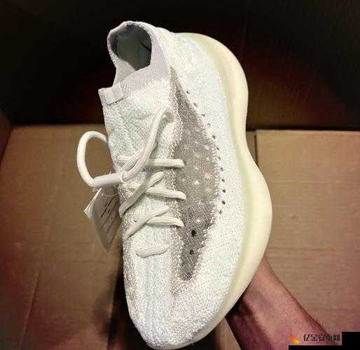 Yeezy380：引领时尚潮流的酷炫运动鞋新宠